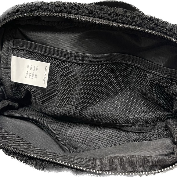 NWOT Adjustable Sherpa crossbody bag - Picture 3 of 3